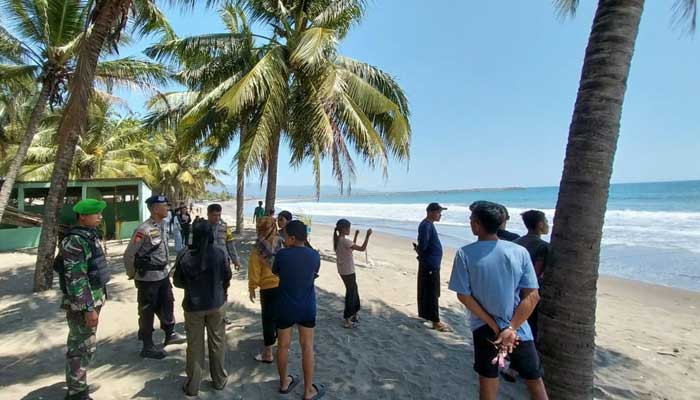 Pantai Cipatuguran Sukabumi