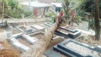 Pohon Mangga di Simpenan Sukabumi Roboh Timpa Kuburan
