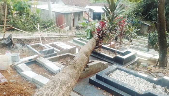 Pohon Mangga di Simpenan Sukabumi Roboh Timpa Kuburan