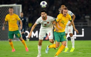 Timnas Indonesia lawan Timnas Australia. Pesepak bola Timnas Indonesia Rizky Ridho (kedua kanan) berebut bola di udara dengan pesepak bola Timnas Australia Cameron Burgess (ketiga kanan) pada laga Grup C putaran ketiga Kualifikasi Piala Dunia 2026 Zona Asia di Stadion Utama Gelora Bung Karno, Senayan, Jakarta, Selasa (10/9/2024). (ANTARA FOTO/Hafidz Mubarak)
