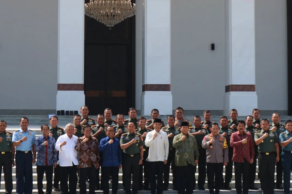 Presiden RI Joko Widodo berfoto bersama sejumlah pejabat TNI/Polri dan anggota kabinet di depan Istana Negara IKN, Kalimantan Timur, Kamis (12/9/2024). (Rangga Pandu Asmara Jingga)