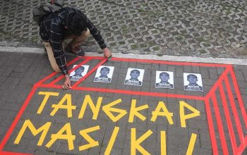 Aktivis Indonesia Corruption Watch (ICW) memasang seni instalasi memperingati empat tahun menghilangnya buronan KPK Harun Masiku di depan Gedung Merah Putih KPK, Jakarta, Senin (15/1/2024). (Aditya Pradana Putra)