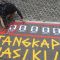 Aktivis Indonesia Corruption Watch (ICW) memasang seni instalasi memperingati empat tahun menghilangnya buronan KPK Harun Masiku di depan Gedung Merah Putih KPK, Jakarta, Senin (15/1/2024). (Aditya Pradana Putra)