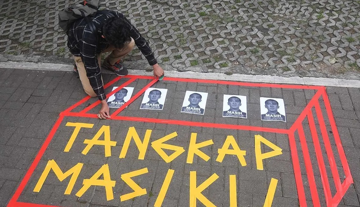 Aktivis Indonesia Corruption Watch (ICW) memasang seni instalasi memperingati empat tahun menghilangnya buronan KPK Harun Masiku di depan Gedung Merah Putih KPK, Jakarta, Senin (15/1/2024). (Aditya Pradana Putra)
