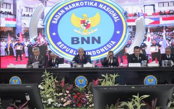 Kepala Badan Narkotika Nasional (BNN) Komjen Pol Marthinus Hukom (tengah) menyampaikan keterangan pers kinerja BNN selama periode 2023 di Gedung BNN RI, Jakarta, Kamis (28/12/2023). (SALMAN TOYIBI/JAWA POS)