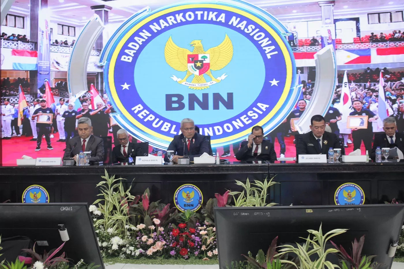 Kepala Badan Narkotika Nasional (BNN) Komjen Pol Marthinus Hukom (tengah) menyampaikan keterangan pers kinerja BNN selama periode 2023 di Gedung BNN RI, Jakarta, Kamis (28/12/2023). (SALMAN TOYIBI/JAWA POS)