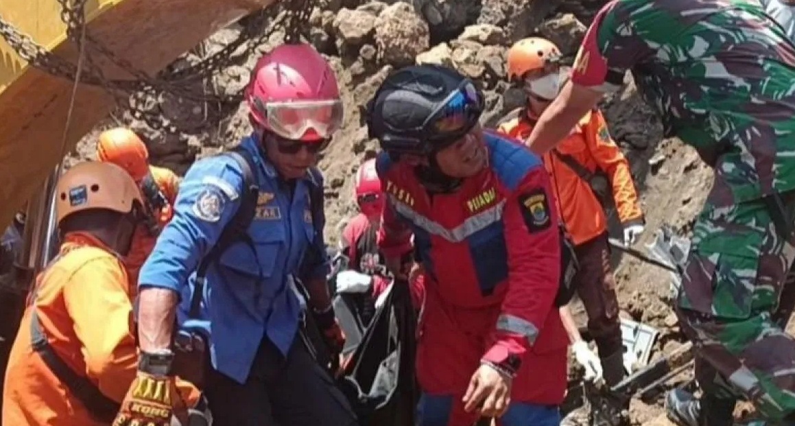 Basarnas Cianjur Jawa Barat bersama petugas gabungan saat berhasil mengevakuasi jasad operator alat berat yang tertimbun tanah sedalam lima meter di Kecamatan Cilaku, Sabtu (14/9/2024). (Ahmad Fikri)