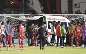 Mobil ambulance mengevakuasi wasit yang dipukul saat pertandingan babak 8 besar sepak bola putra antara Aceh melawan Sulteng pada PON XXI Aceh-Sumut 2024 di Stadion H Dimurthala, Banda Aceh, Aceh, Sabtu (14/9/2024). (Adeng Bustomi)