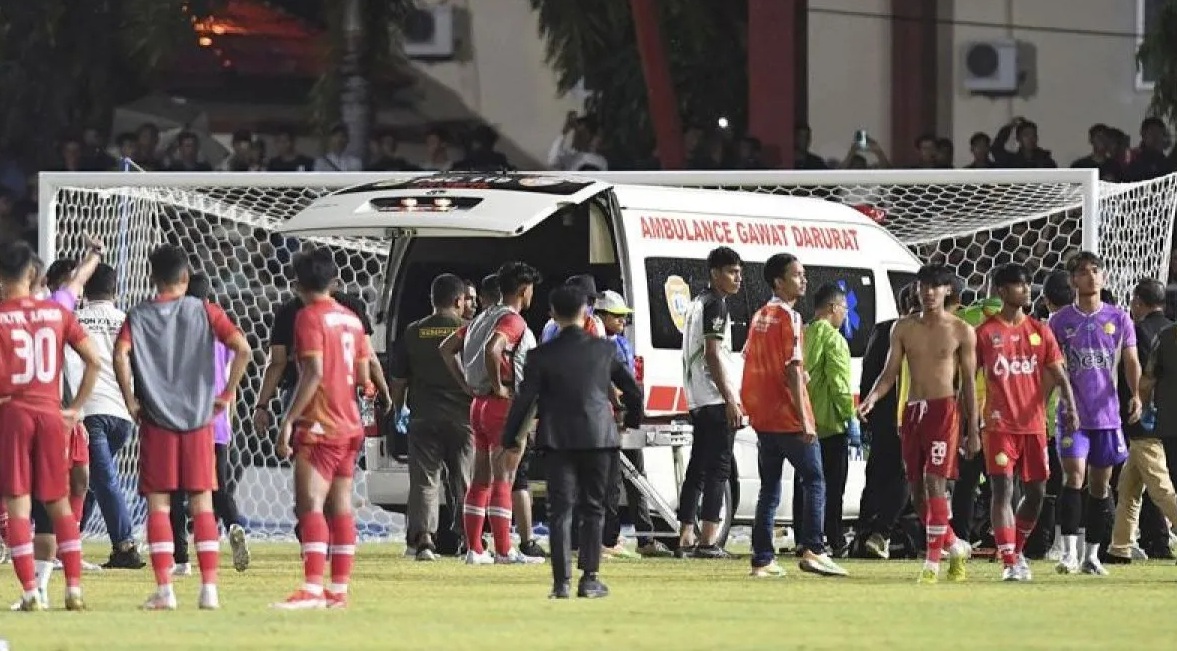 Mobil ambulance mengevakuasi wasit yang dipukul saat pertandingan babak 8 besar sepak bola putra antara Aceh melawan Sulteng pada PON XXI Aceh-Sumut 2024 di Stadion H Dimurthala, Banda Aceh, Aceh, Sabtu (14/9/2024). (Adeng Bustomi)