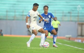 Duel antara Muhammad toha dan Haykal alhafiz pada laga PSIS Semarang vs Persita Tangerang di BRI Liga 1 2024/2025 (c) PT LIB