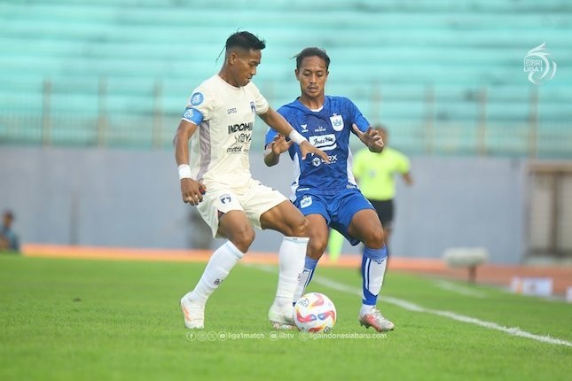 Duel antara Muhammad toha dan Haykal alhafiz pada laga PSIS Semarang vs Persita Tangerang di BRI Liga 1 2024/2025 (c) PT LIB