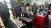 Kapolres Sukabumi Kota AKBP Rita Suwadi bersama jajaran Satreskrim Polres Sukabumi Kota saat memperlihatkan uang mainan pecahan Rp100 ribu yang disita dari pelaku penipuan dengan modus penggandaan uang yang ditangkap di Kabupaten Cianjur, Jabar pada Minggu (15/9/2024).