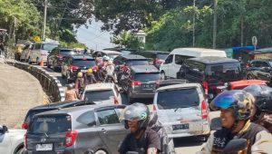 Potret Kemacetan Puncak, Polres Cianjur Percepat Pemberlakuan Satu Arah