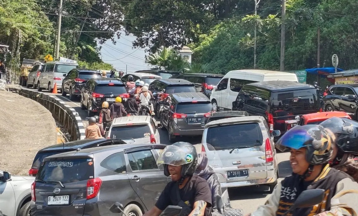 Jalur Puncak, Cianjur, Jawa Barat, mengalami antrean sejak Minggu pagi, sehingga petugas melakukan sistem buka tutup satu arah menuju Bogor lebih cepat, Minggu (15/9/2024). (Ahmad Fikri)