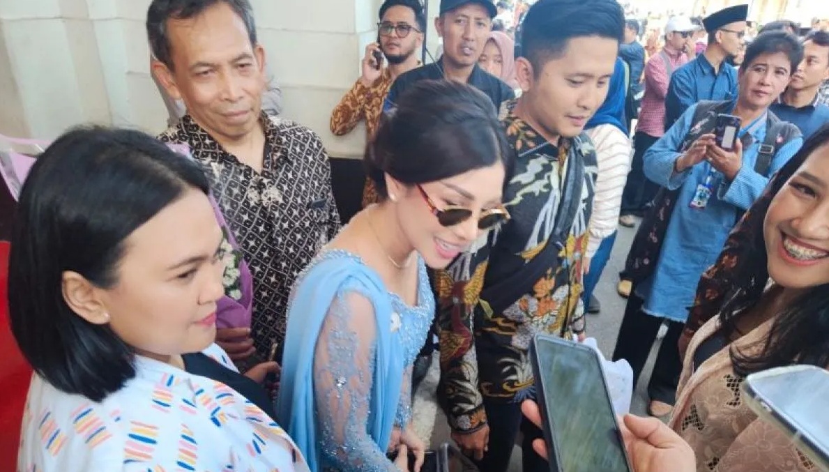 Nisya Ahmad yang dilantik menjadi anggota DPRD Jabar 2024-2029 di Gedung Merdeka Bandung pada Senin (2/9/2024). (Ricky Prayoga)