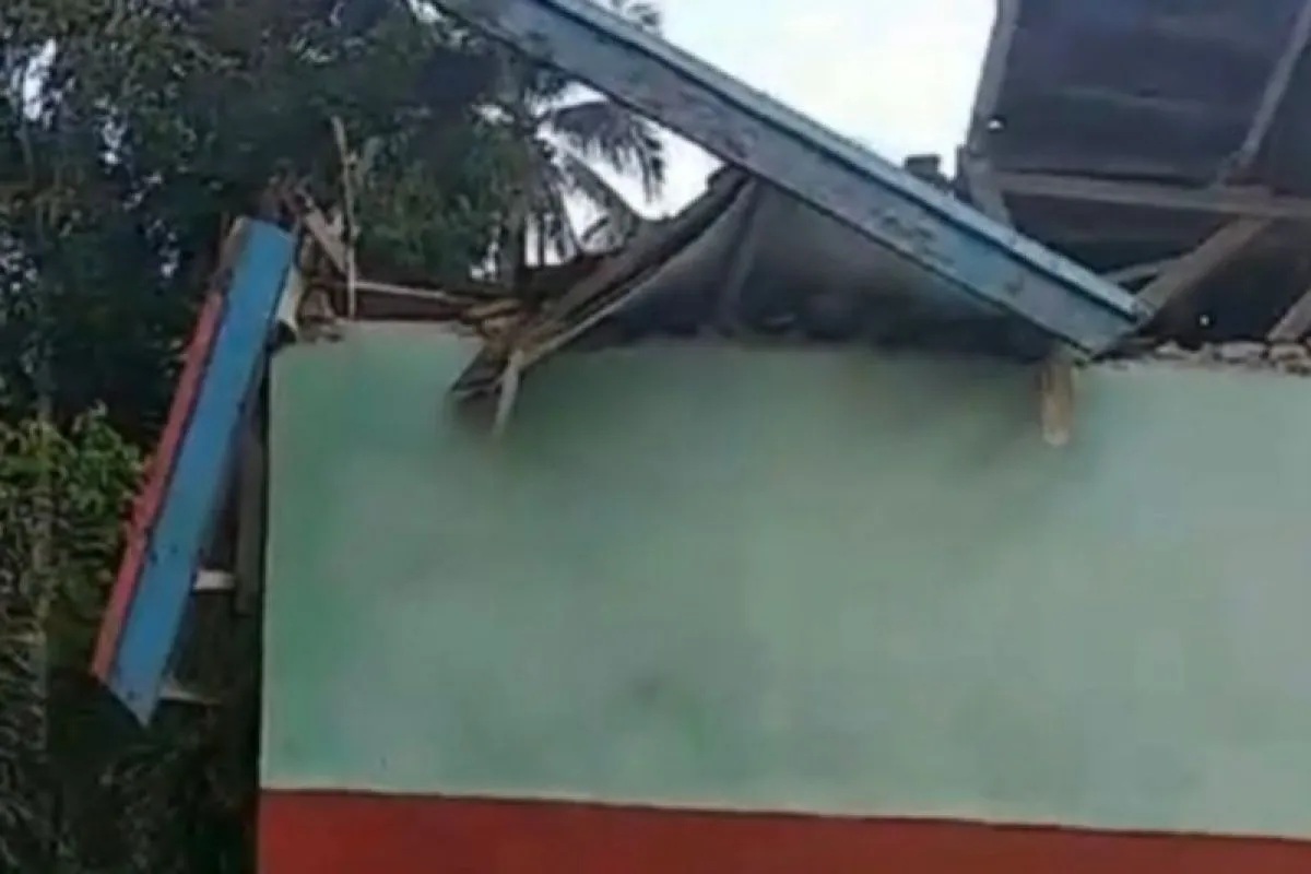 Kondisi bangunan sekolah SDN 5 Bungbulang yang terdampak gempa bumi Sukabumi di Kampung Sabilisalam, Desa/Kecamatan Bungbulang, Kabupaten Garut, Jawa Barat, Ahad (15/9/2024). (BPBD Garut)