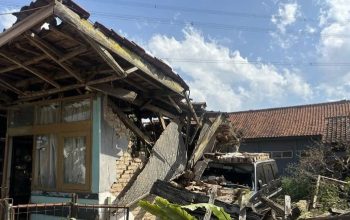 Kondisi salah satu rumah yang rusak cukup parah pascagempa di Kabupaten Bandung, Jawa Barat, Rabu (18/9/2024). (Rubby Jovan)