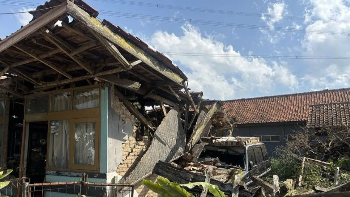 Kondisi salah satu rumah yang rusak cukup parah pascagempa di Kabupaten Bandung, Jawa Barat, Rabu (18/9/2024). (Rubby Jovan)