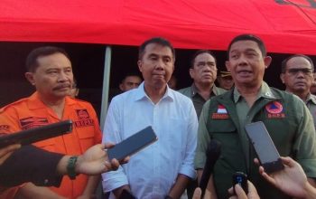 Kepala BNPB Suharyanto (kanan), Penjabat Gubernur Jabar Bry Machmudin (kedua kanan), dan Penjabat Bupati Garut Barnas Adjidin (kiri) memberikan keterangan pers saat persiapan meninjau daerah terdampak gempa bumi di Kantor Kecamatan Pasirwangi, Kabupaten Garut, Jawa Barat, Kamis (19/9/2024). (Feri)