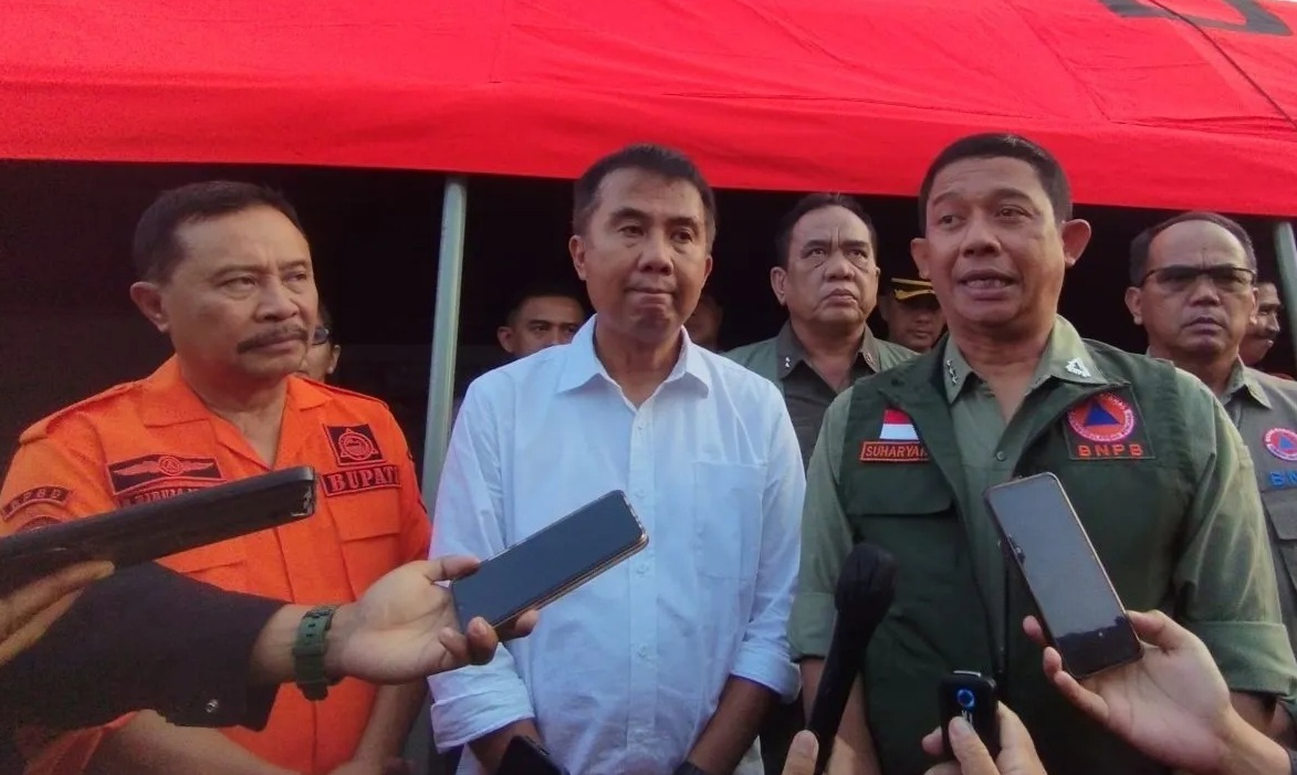 Kepala BNPB Suharyanto (kanan), Penjabat Gubernur Jabar Bry Machmudin (kedua kanan), dan Penjabat Bupati Garut Barnas Adjidin (kiri) memberikan keterangan pers saat persiapan meninjau daerah terdampak gempa bumi di Kantor Kecamatan Pasirwangi, Kabupaten Garut, Jawa Barat, Kamis (19/9/2024). (Feri)