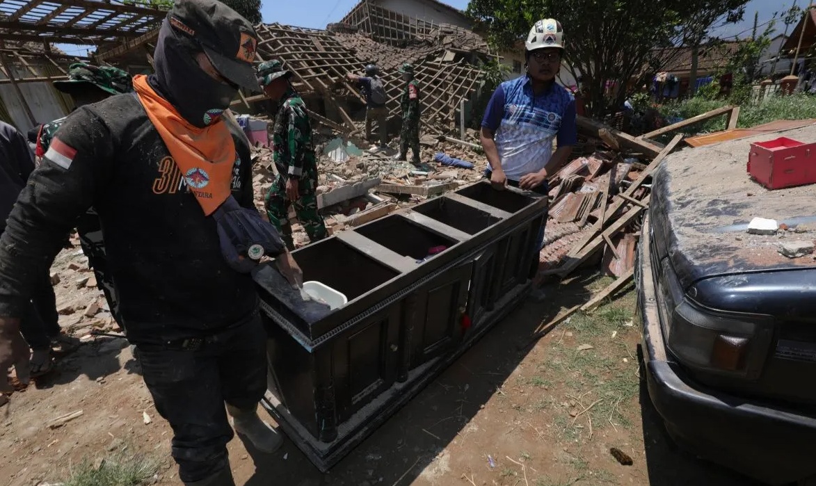 Relawan gabungan mengangkut barang berharga dan membersihkan puing dari rumah warga yang roboh akibat diguncang gempa bumi di Kertasari, Kabupaten Bandung, Jawa Barat, Kamis (19/9/2024). (BNPB)