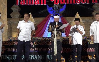 Sule (tengah) saat mengumumkan tim pemenangan pasangan bakal calon Gubernur dan Wakil Gubernur Jabar, Dedi Mulyadi-Erwan Setiawan (Dermawan). (Dedi Mulyadi Center)
