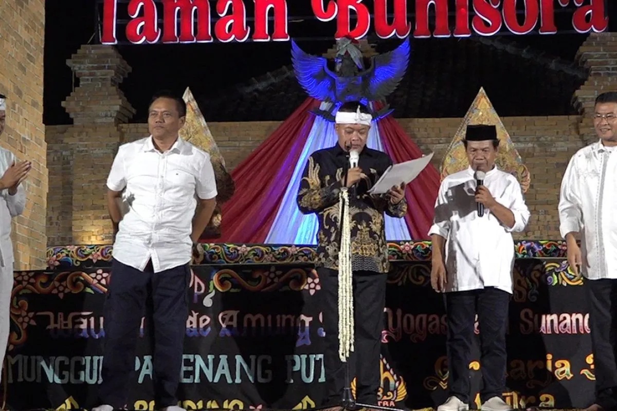 Sule (tengah) saat mengumumkan tim pemenangan pasangan bakal calon Gubernur dan Wakil Gubernur Jabar, Dedi Mulyadi-Erwan Setiawan (Dermawan). (Dedi Mulyadi Center)