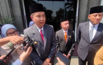 Pj Gubernur Jabar Bey Machmudin memberikan keterangan di Gedung Sate Bandung, Jumat (20/9/2024). (/Ricky Prayoga)