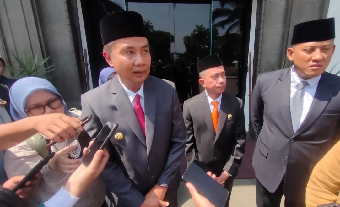 Pj Gubernur Jabar Bey Machmudin memberikan keterangan di Gedung Sate Bandung, Jumat (20/9/2024). (/Ricky Prayoga)