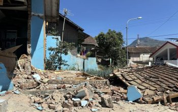Kondisi salah satu rumah warga yang mengalami kerusakan cukup parah pascagempa di Kabupaten Bandung, Jawa Barat, Kamis (19/9/2024). (Rubby Jovan)