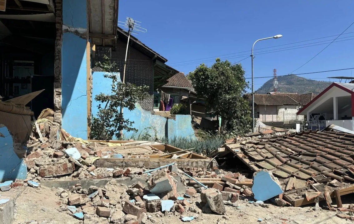 Kondisi salah satu rumah warga yang mengalami kerusakan cukup parah pascagempa di Kabupaten Bandung, Jawa Barat, Kamis (19/9/2024). (Rubby Jovan)