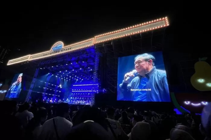 Presiden ke-6 RI Susilo Bambang Yudhoyono saat tampil pada Pestapora 2024 di JIExpo Kemayoran, Jakarta, Jumat (20/9). (Antara)