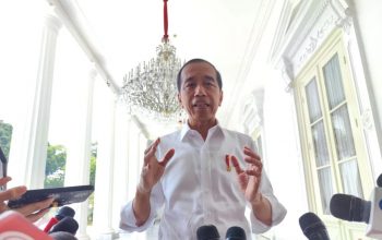 Presiden RI Joko Widodo memberikan keterangan pers di halaman Istana Merdeka Jakarta, Sabtu (21/9/2024).