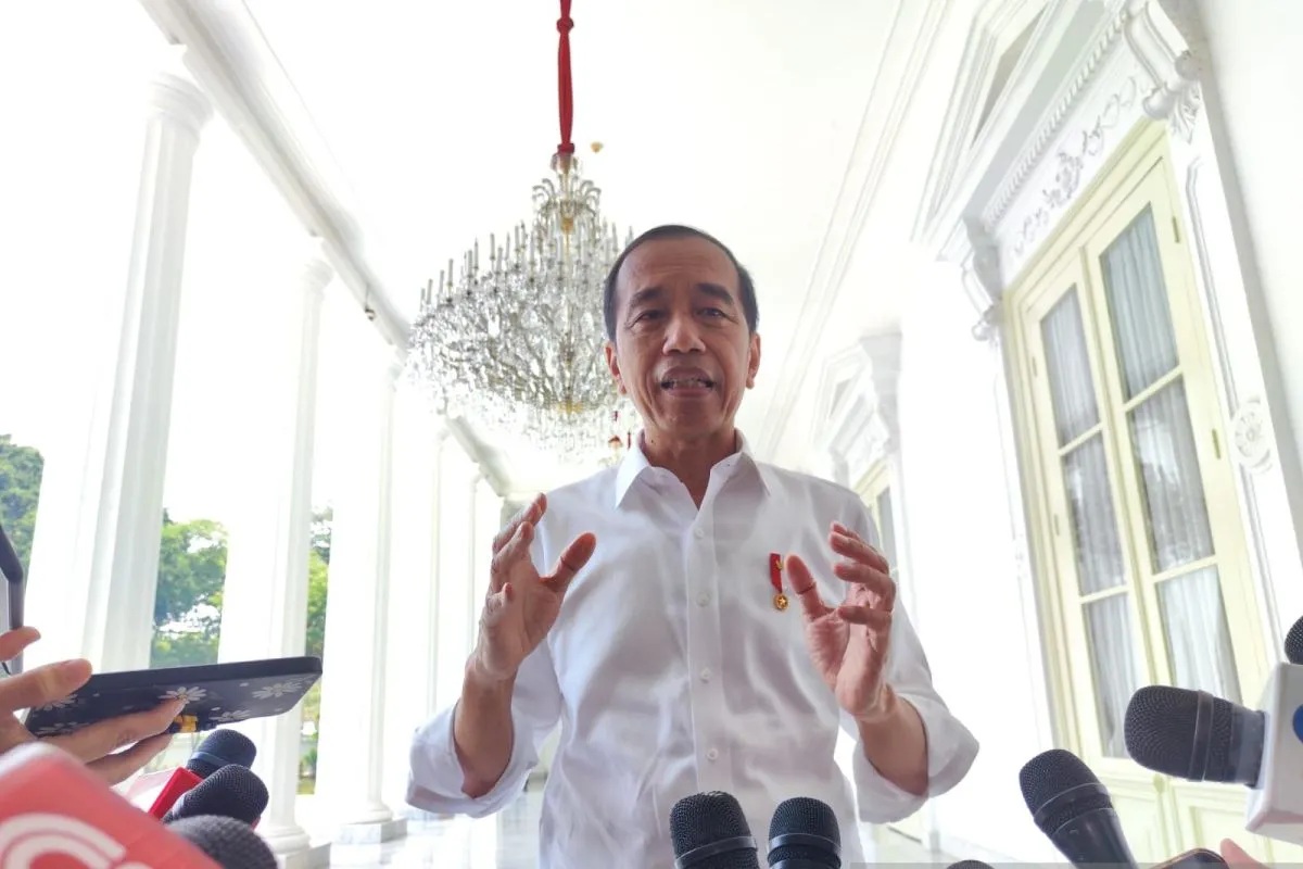 Presiden RI Joko Widodo memberikan keterangan pers di halaman Istana Merdeka Jakarta, Sabtu (21/9/2024).