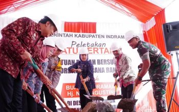 Bupati Indramayu Nina Agustina (tengah) saat memimpin peletakan batu pertama untuk program relokasi korban banjir rob di Indramayu, Jawa Barat. (Humas Pemkab Indramayu)