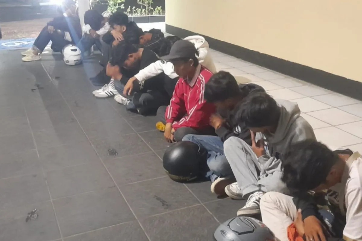 Belasan remaja yang mengaku sebagai The Jak Mania atau pendukung tim sepak bola Persija Jakarta yang ditangkap personel Satreskrim Polres Sukabumi Kota karena diduga melakukan perusakan rumah warga di Jalan Pajagalan, Kelurahan Nyomplong, Kecamatan Warudoyong, Kota Sukabumi, Jabar pada Selasa (22/9/2024). (Aditya Rohman)