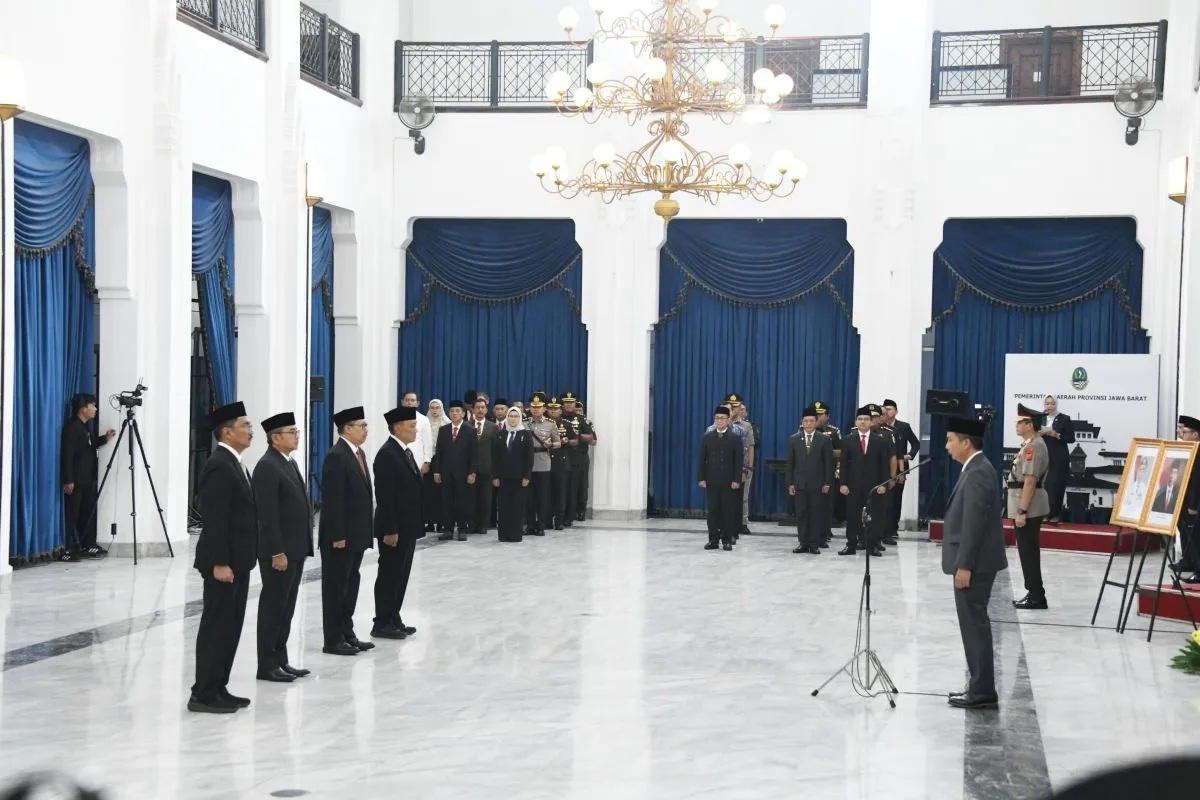Pj Gubernur Jabar Bey Machmudin melantik empat Penjabat sementara (Pjs) Bupati bagi Kabupaten Karawang, Indramayu, Pangandaran, dan Bandung di Gedung Sate Bandung, Selasa (24/9/2024). (Pemprov Jabar)