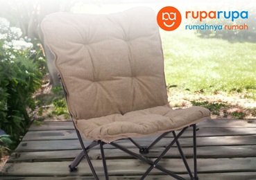 furniture outdoor yang cukup praktis digunakan di halaman atau taman rumah adalah kursi lipat.