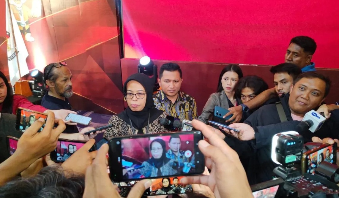 Ketua KPU Jabar Ummi Wahyuni memberikan keterangan. (Ricky Prayoga)