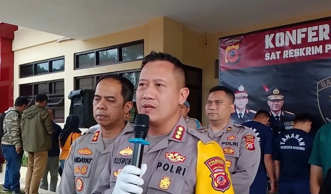Kapolresta Bandung, Kombes Pol Kusworo Wibowo saat ungkap kasus pengeroyokan terhadap steward oleh oknum suporter di Mapolresta Bandung, Kabupaten Bandung, Jawa Barat, Kamis (26/9/2024). (Rubby Jovan)