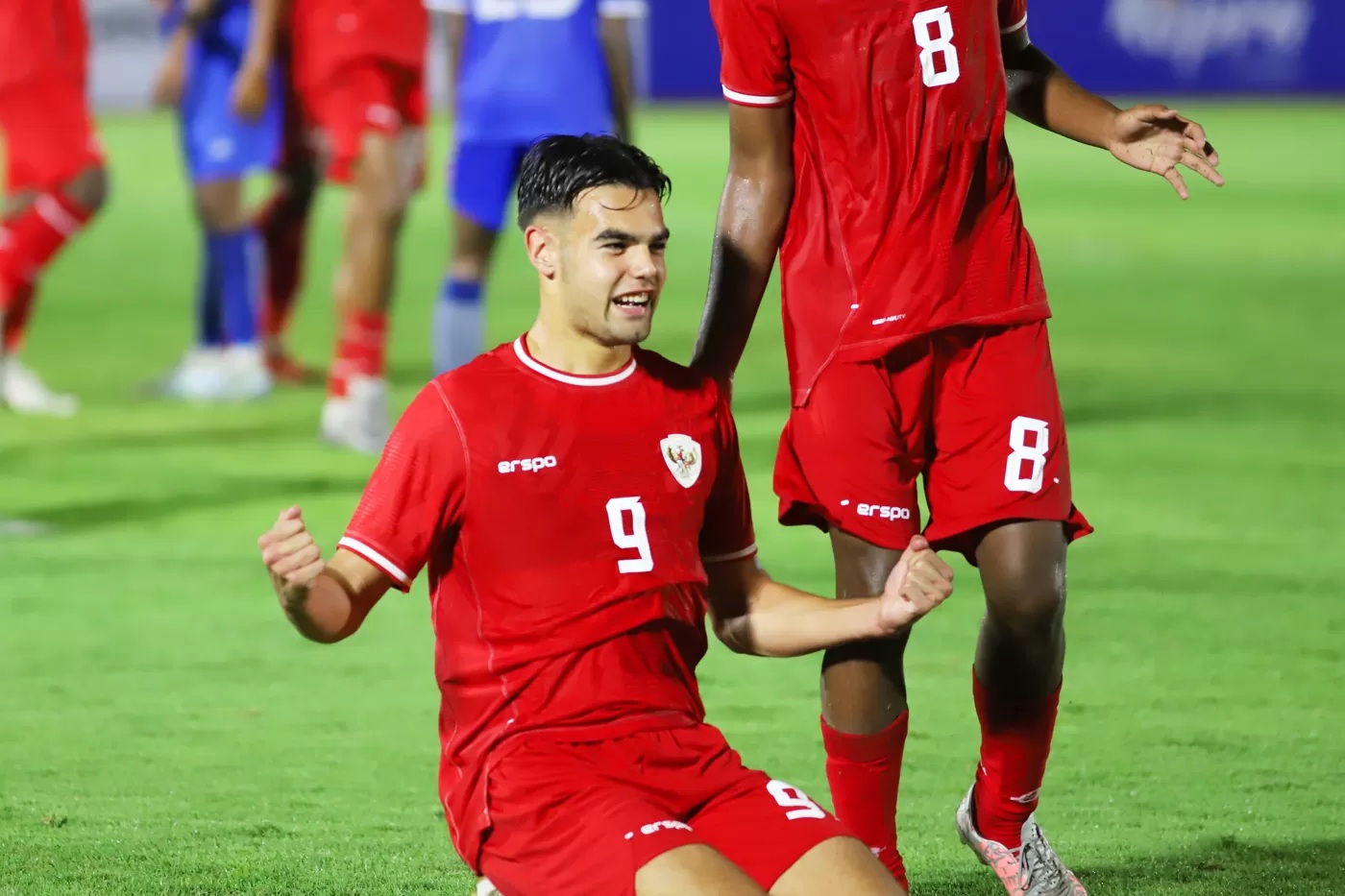 Pesepak bola Timnas Indonesia U-20 Jens Revan melakukan selebrasi usai mencetak gol ke gawang Timnas Maladewa U-20 pada laga Kualifikasi Piala Asia U-20 2025 Grup F di Stadion Madya Gelora Bung Karno, Jakarta, Rabu (25/9/2024). (Dery Ridwansah/ JawaPos.com)