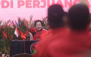 Ketum PDIP Megawati Soekarnoputri memberikan SK kepada Calon Kepala Daerah partai di Jakarta, Senin (26/8/2024). (Dery Ridwansah/ JawaPos.com)