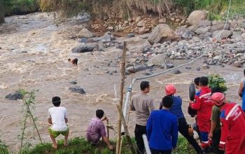 Petugas gabungan berhasil mengevakuasi Ujib (14) warga Kecamatan Cikalongkulon, Cianjur, Jawa Barat yang terjebak di atas batu di Sungai Cikundul, Kamis (27/9/2024).(Ahmad Fikri)