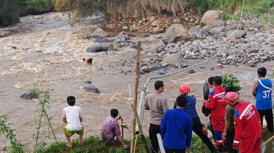 Petugas gabungan berhasil mengevakuasi Ujib (14) warga Kecamatan Cikalongkulon, Cianjur, Jawa Barat yang terjebak di atas batu di Sungai Cikundul, Kamis (27/9/2024).(Ahmad Fikri)