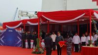 Potret Jokowi Terima Penyematan Brevet Hiu Kencana