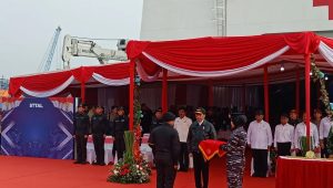 Potret Jokowi Terima Penyematan Brevet Hiu Kencana