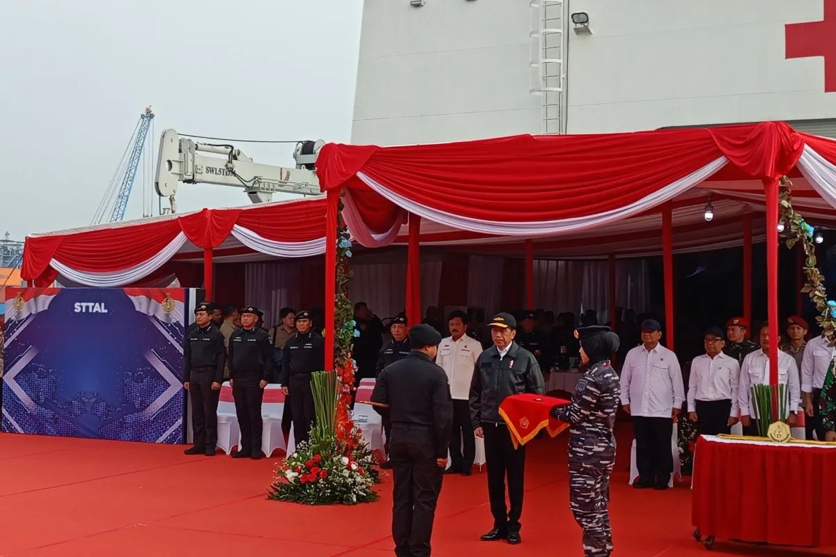 Presiden Joko Widodo menerima penyematan Brevet Hiu Kencana oleh Panglima TNI Jenderal TNI Agus Subiyanto di atas KRI dr. Radjiman Wedyodiningrat di Jakarta, Sabtu (28/9/2024). (Rangga Pandu Asmara Jingga)