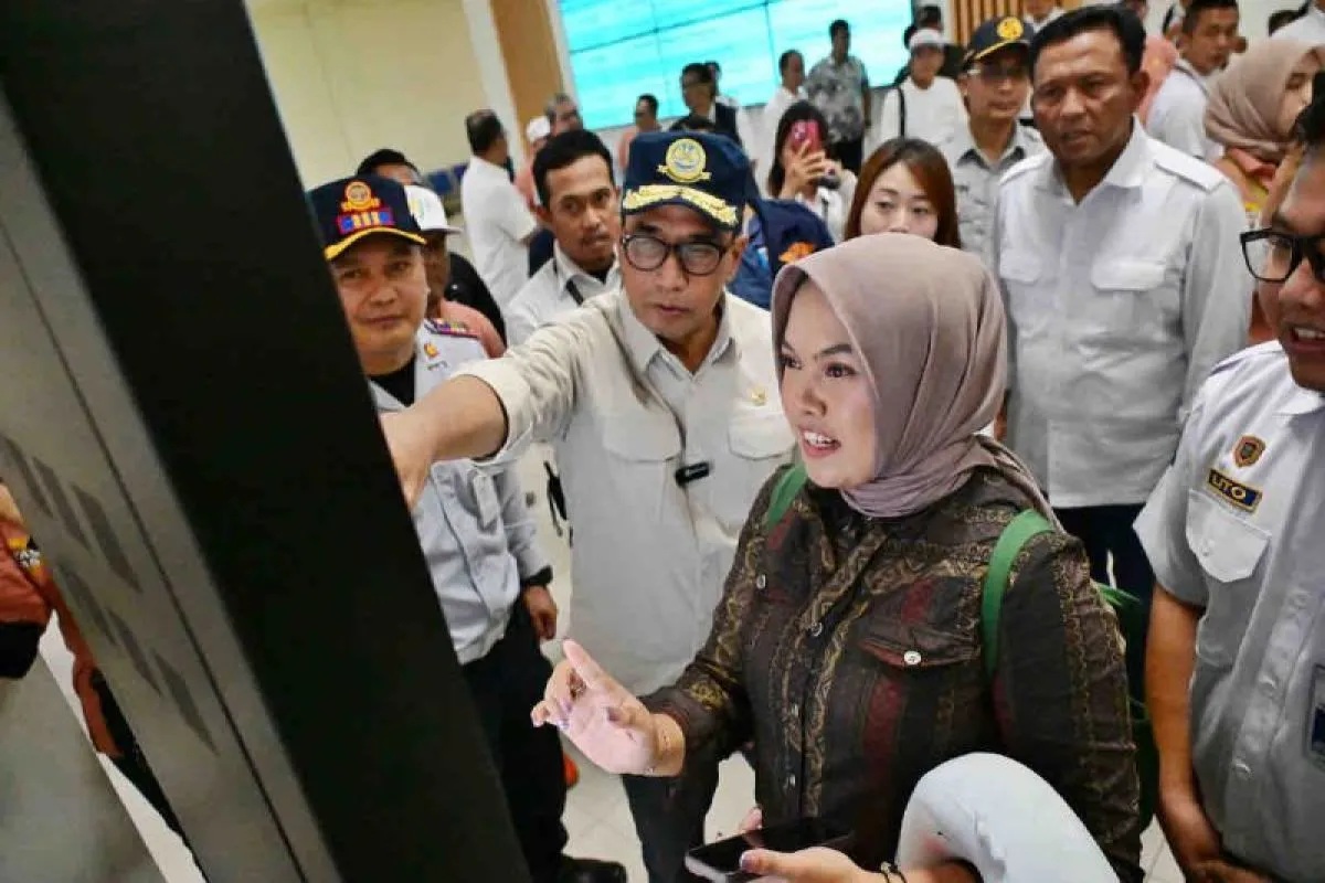 Menteri Perhubungan (Menhub) Budi Karya Sumadi neninjau Terminal Leuwipanjang di Bandung, Jawa Barat, Sabtu (28/9/2024). (Humas Kemenhub)