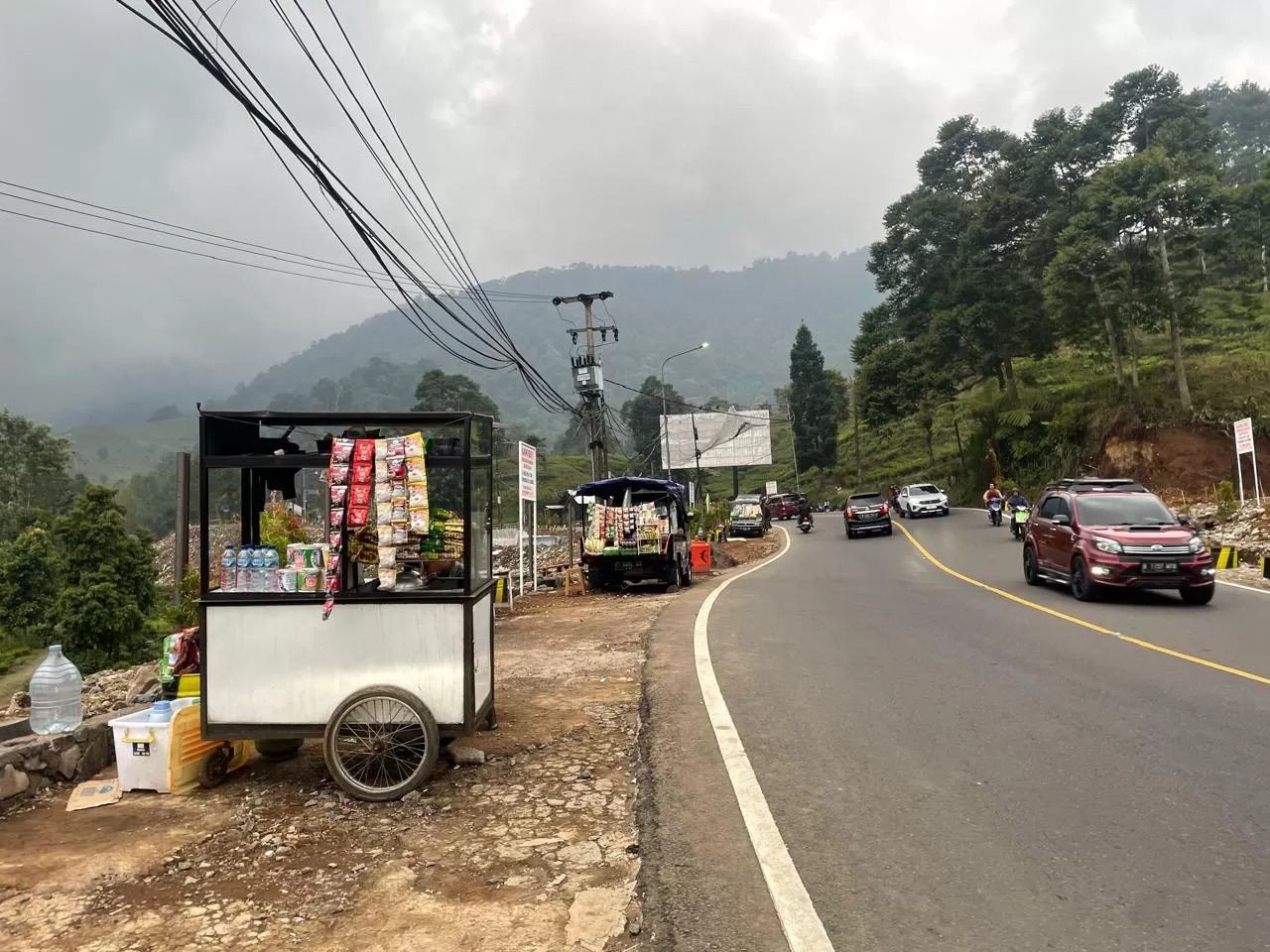 Pedagang gaya baru di Kawasan Puncak Bogor. (Foto: Septi Nulawam/Radar Bogor)