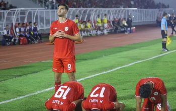 Pesepak bola Timnas Indonesia U-20 Jens Raven (kiri) dan rekan-rekannya mengungkapkan rasa syukur usai membobol gawang Timnas Yaman U-20 pada Kualifikasi Piala Asia U-20 2025 Grup F di Stadion Madya Gelora Bung Karno, Jakarta, Minggu (29/9/2024).